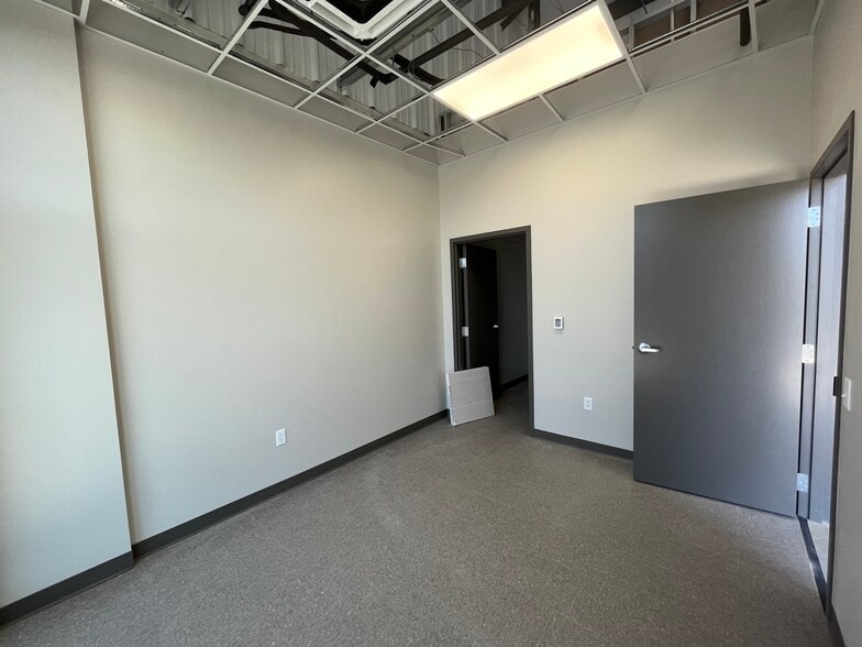 More Photos Of 1309 Division, Springfield Flex For Lease
