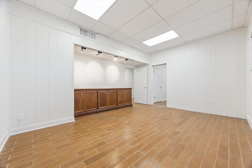 More Photos Of 5423 Jackwood Dr, San Antonio Warehouse For Sale