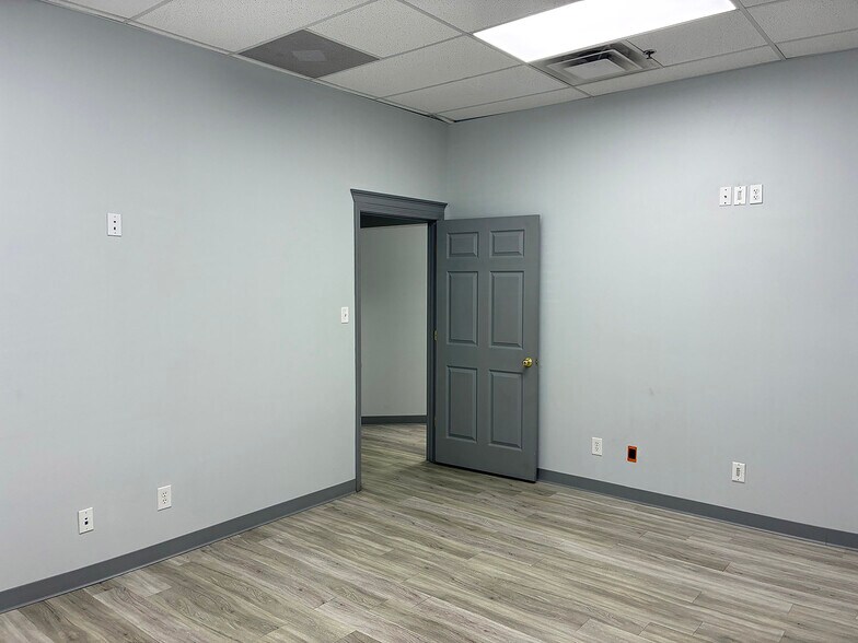 More Photos Of 4800-4820 Poplar Place Dr, Louisville Showroom For Lease