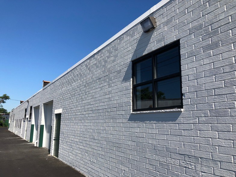 More Photos Of 40 Brook Ave, Deer Park Warehouse For Lease