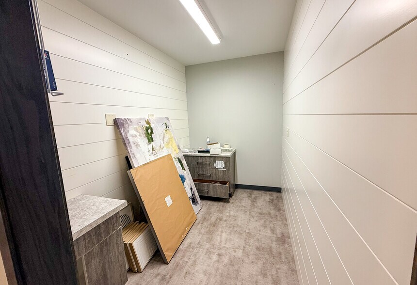 More Photos Of 1711 E 10th St, Sioux Falls Office For Sale