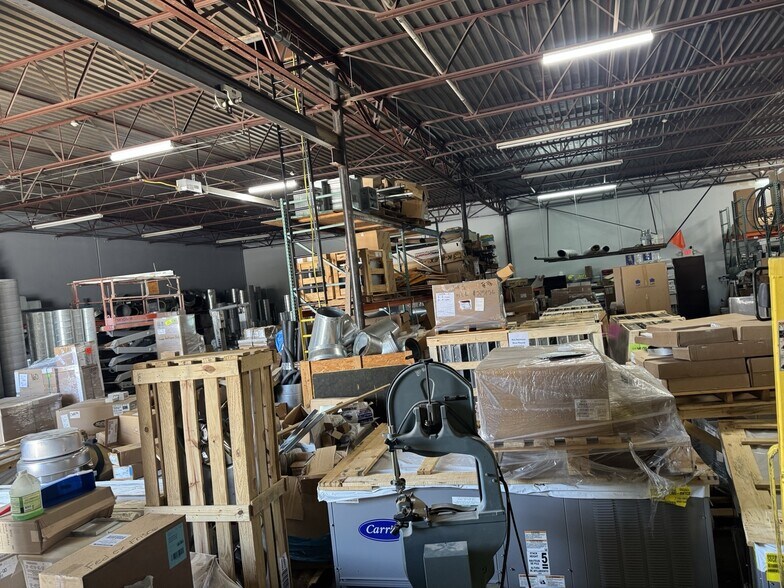 More Photos Of 2014-2018 Silver St, Garland Light Manufacturing For Sale