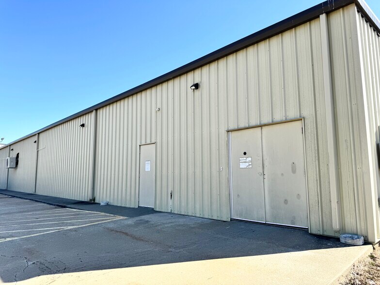 More Photos Of 607 NE 23 Hwy, Knob Noster Freestanding For Sale