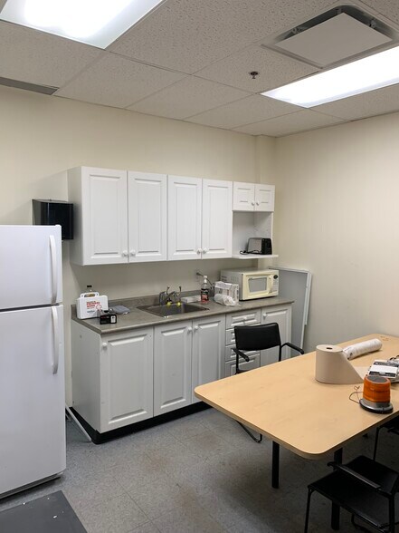 More Photos Of 295-297 Av Labrosse, Pointe-claire Storefront For Lease