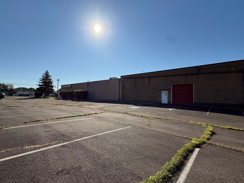 More Photos Of 300 Enterprise Ln, Colmar Warehouse For Lease