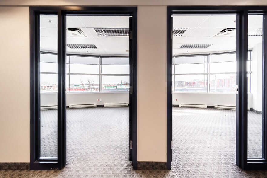 More Photos Of 3131 Boul Saint-Martin O, Laval Office For Lease
