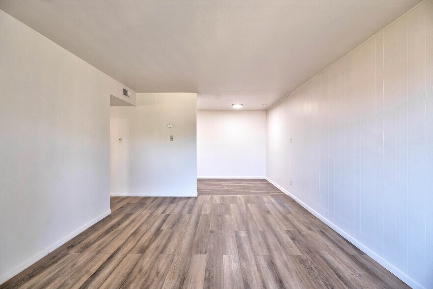 More Photos Of 2500 W 26th St, Plainview Apartments For Sale