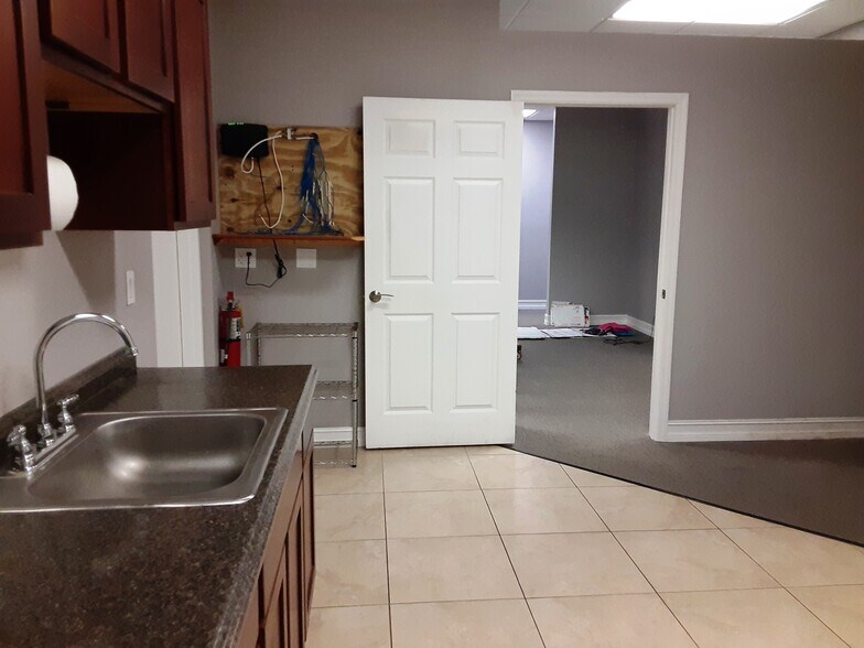 More Photos Of 4975-4977 Royal Gulf Cir, Fort Myers Medical For Lease
