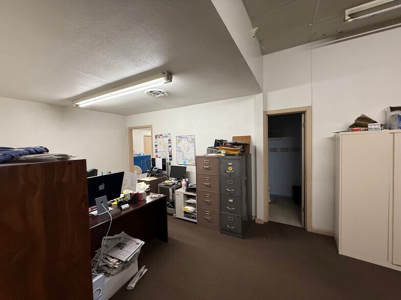 More Photos Of 306 N Wells St, Edna Office For Sale