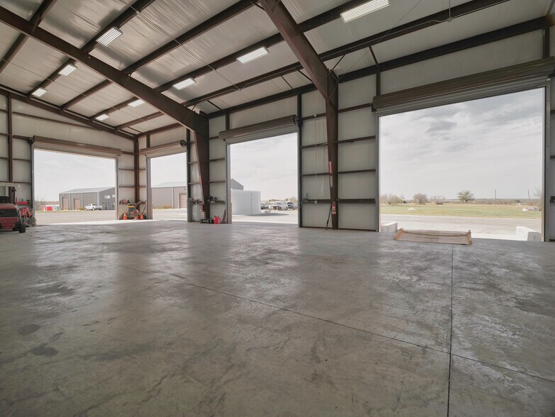 More Photos Of 109 Alamirah, Hutto Warehouse For Lease