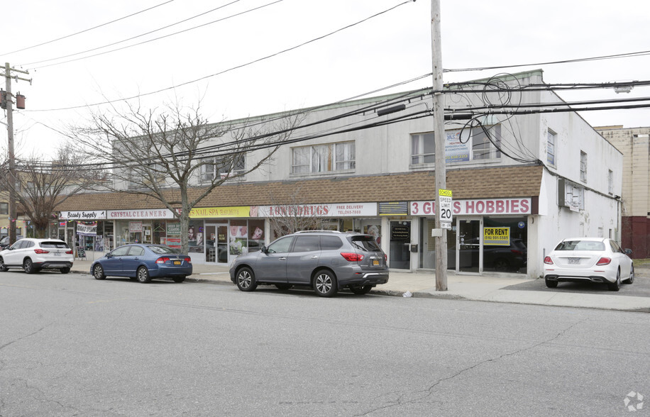 Primary Photo Of 10-18 Lawrence Ave, Smithtown Storefront Retail Office For Lease