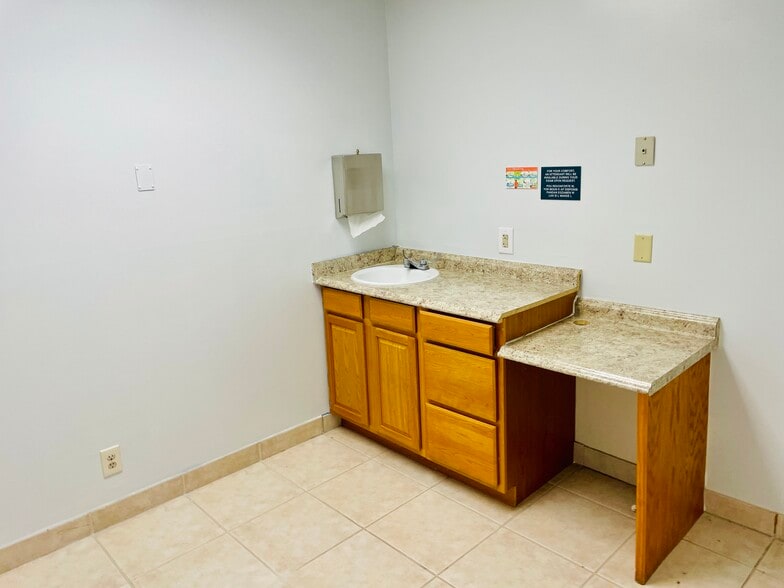 More Photos Of 2201 NE 52nd St, Lighthouse Point Medical For Sale