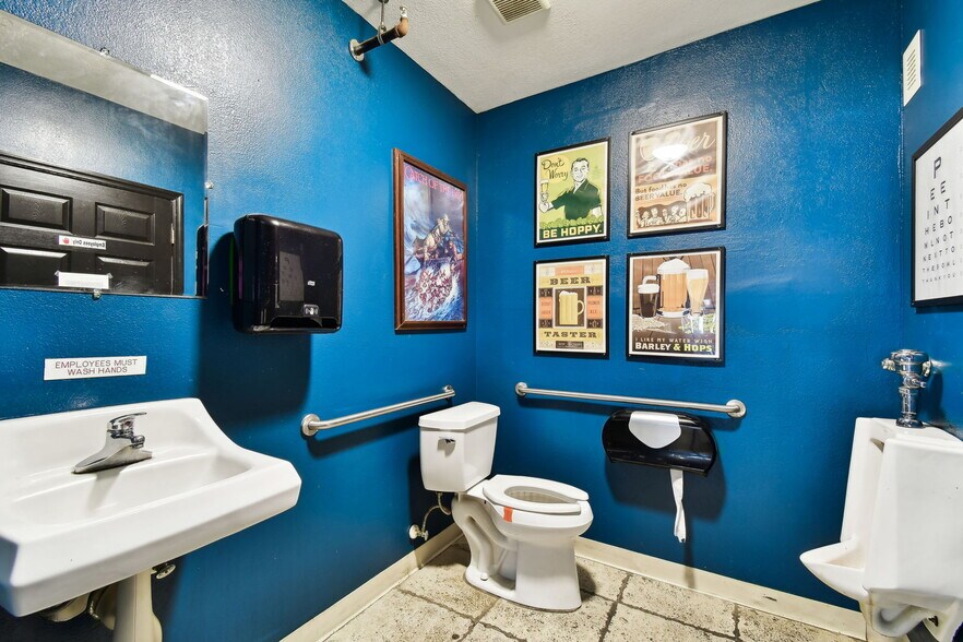 More Photos Of 3007 6th St S, Saint Petersburg Bar For Sale