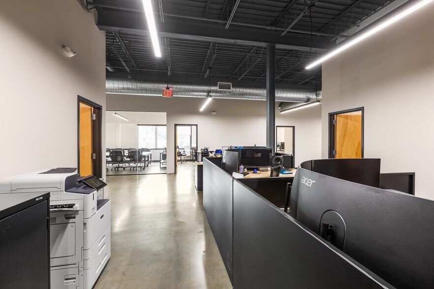 More Photos Of 1215 W 12th St, Kansas City Flex For Lease