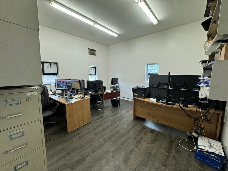 More Photos Of 644 W Park Ave, Aurora Truck Terminal For Sale