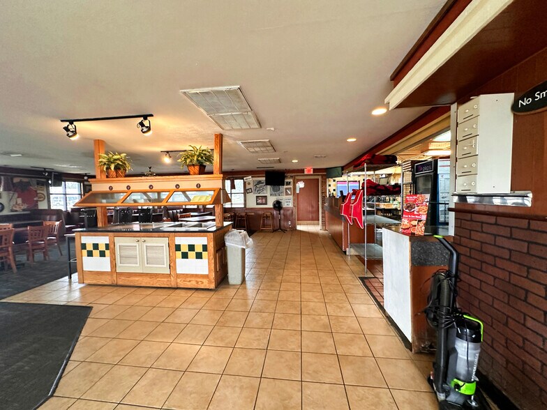 More Photos Of 635 E Admiral Doyle Dr, New Iberia Restaurant For Lease