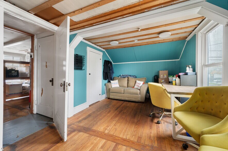 More Photos Of 17 S Main St, Brooklyn Freestanding For Sale