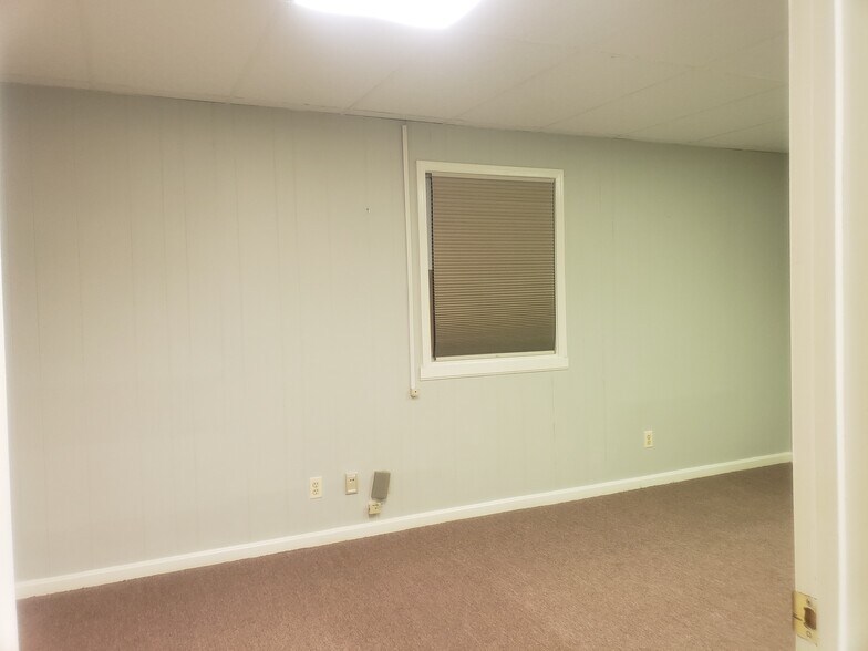 More Photos Of 21945 Three Notch Rd, Lexington Park Office For Lease