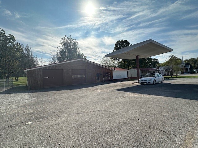 Primary Photo Of 269 S Main St, Lobelville Light Distribution For Sale