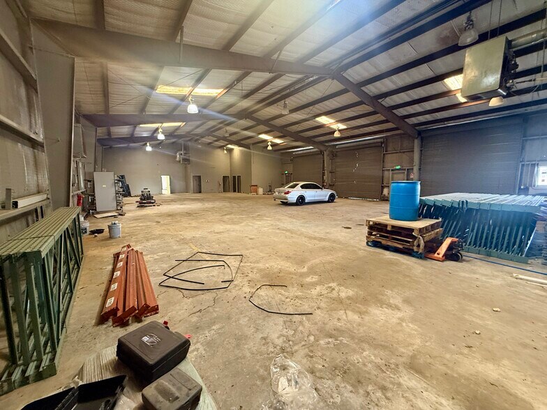 More Photos Of 2005 Tile Factory Rd, Palestine Manufacturing For Sale
