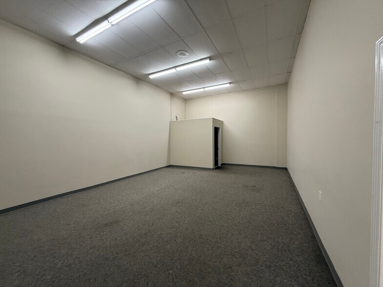 More Photos Of 221 S Poplar St, Elizabethtown General Retail For Lease