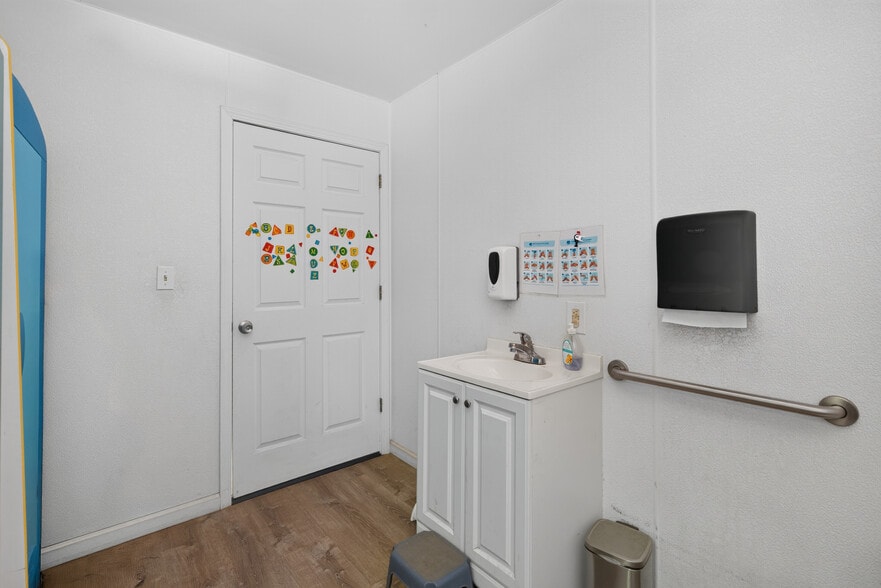 More Photos Of 530 N Cloverdale Blvd, Cloverdale Specialty For Sale