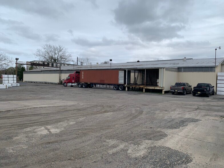 More Photos Of 1 Glass St, Bridgeton Warehouse For Lease