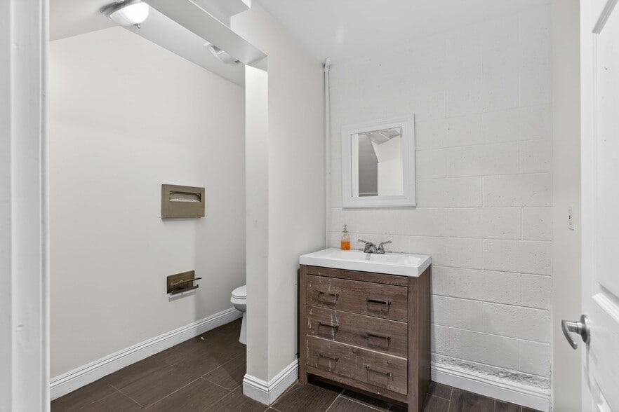More Photos Of 1767 Standard Ave, Glendale Office For Lease