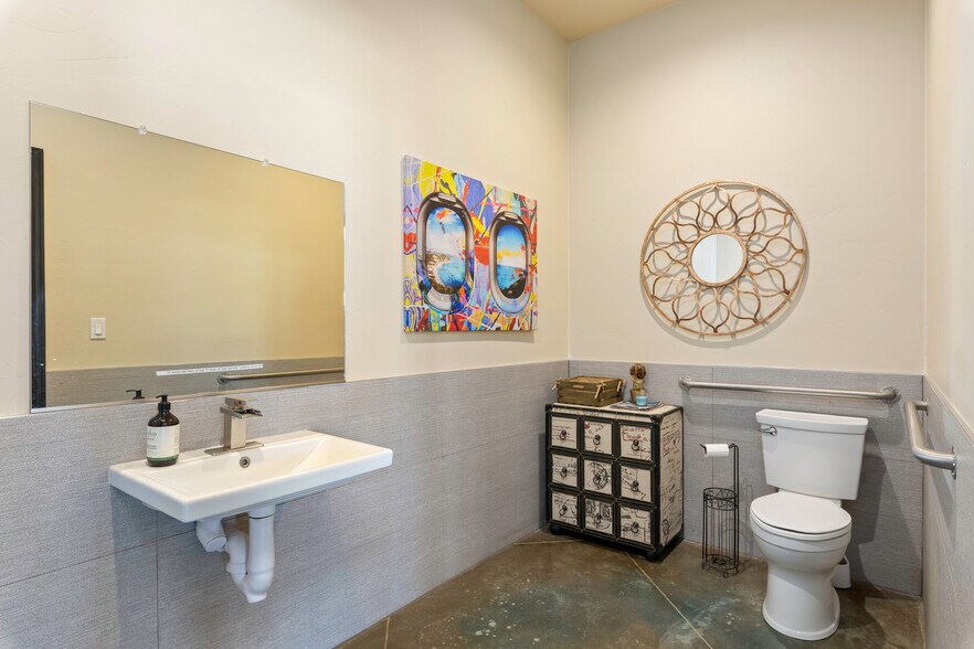 More Photos Of 2480 S Main St, Lakeport Office For Sale