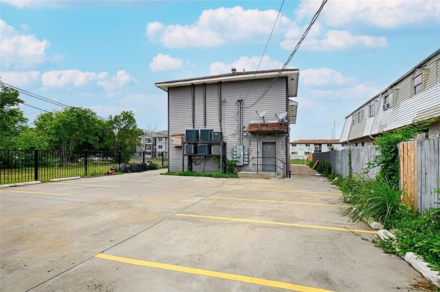 More Photos Of 3020 South Blvd, Dallas Apartments For Sale