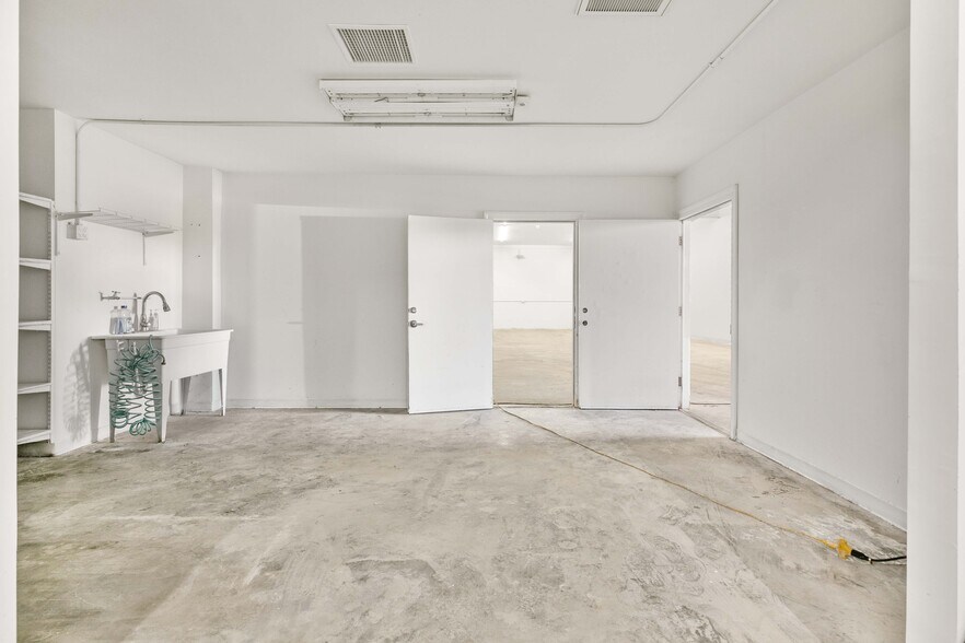 More Photos Of 11834-11836 Vose St, North Hollywood Warehouse For Lease