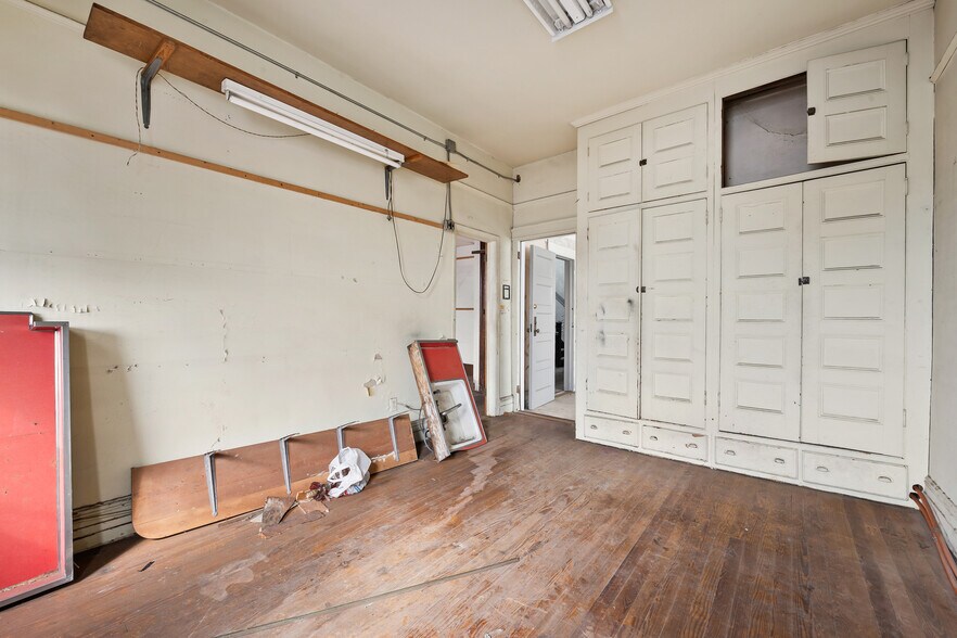 More Photos Of 507 32nd St, Union City Storefront Retail Office For Sale