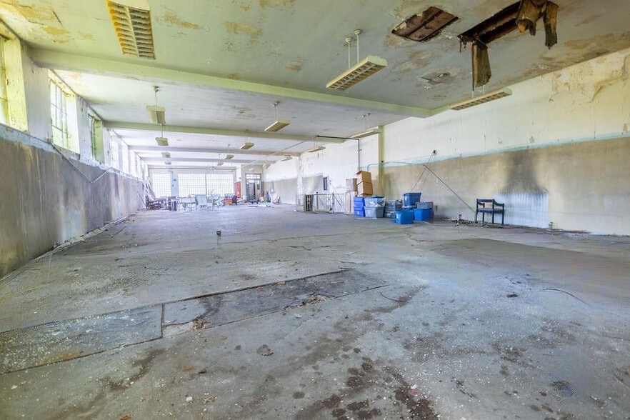 More Photos Of 15212 Lake Shore Blvd, Cleveland Flex For Sale