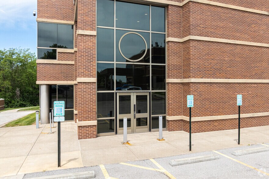 More Photos Of 200 NE Mulberry St, Lee's Summit Office For Lease