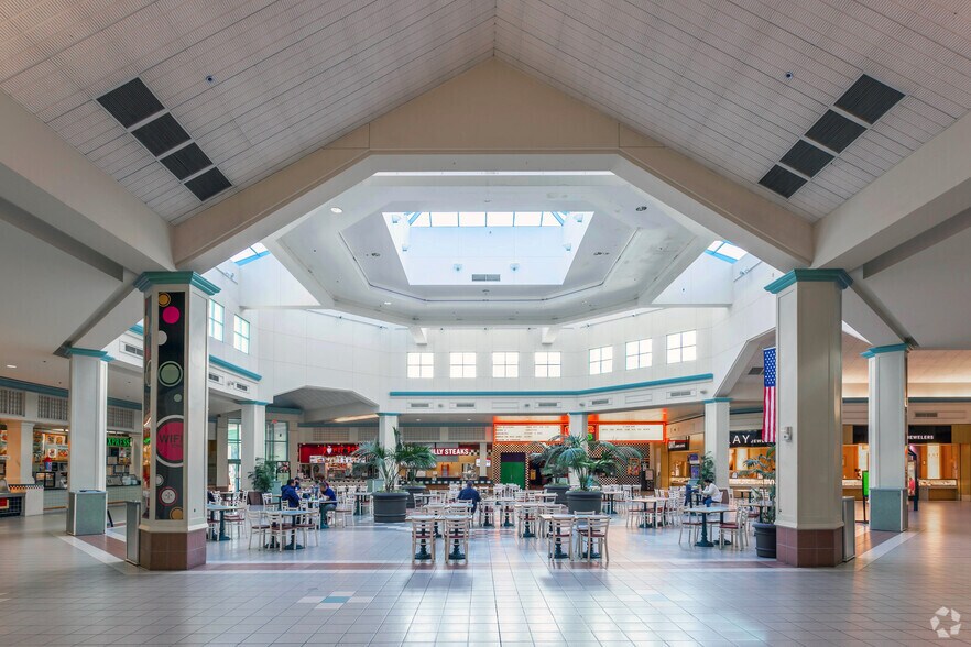 More Photos Of 1669 W Lacey Blvd, Hanford Storefront For Sale