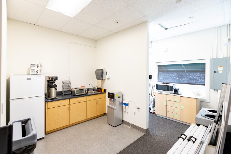 More Photos Of 200 N Wasco Ct, Hood River Warehouse For Sale