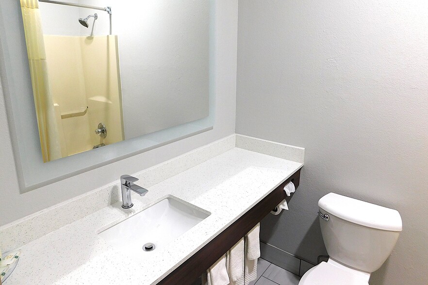 More Photos Of 1823 W Reynolds St, Pontiac Hotel For Sale