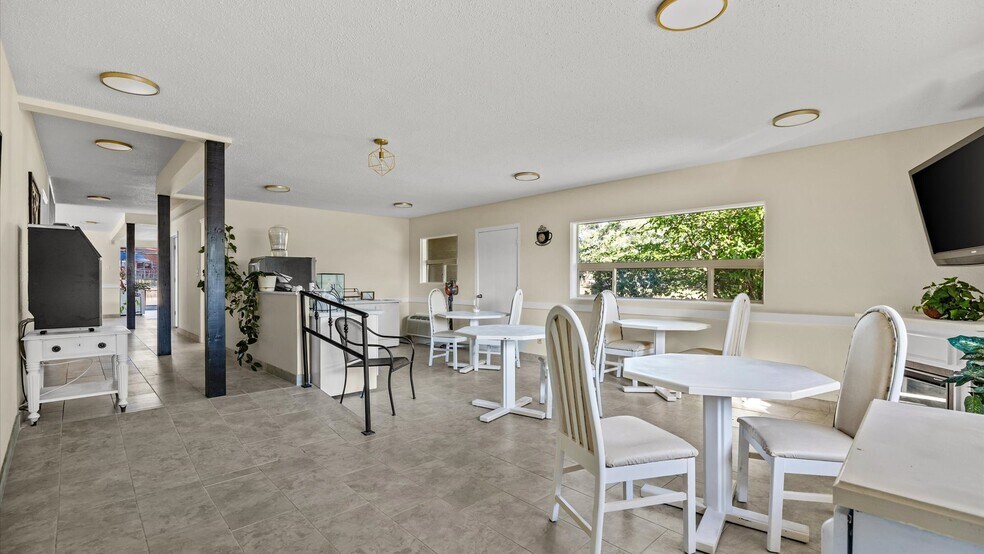 More Photos Of 1702 E Main St, Montrose Hotel For Sale