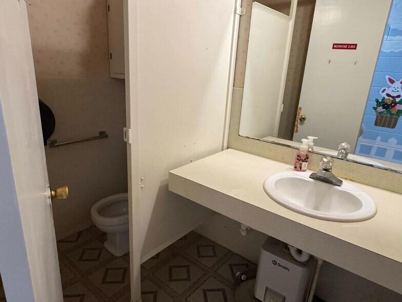 More Photos Of 1810 E Broadway Ave, Enid Flex For Lease