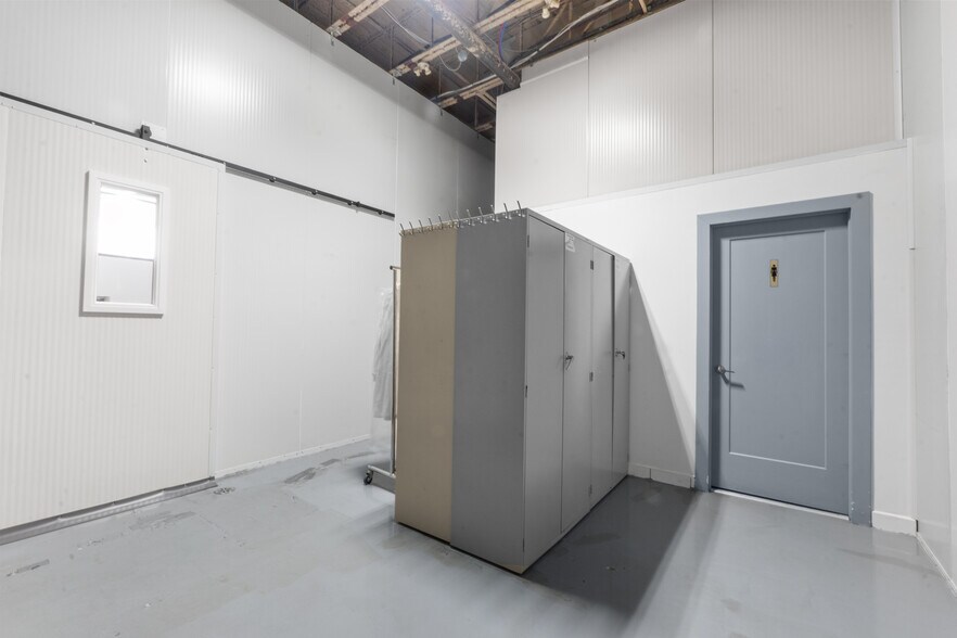 More Photos Of 609-649 Montée De Liesse, Saint-Laurent Warehouse For Sale