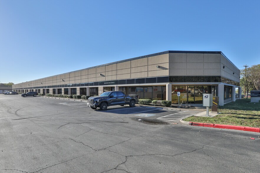 More Photos Of 5626-5648 Randolph Blvd, San Antonio Flex For Lease