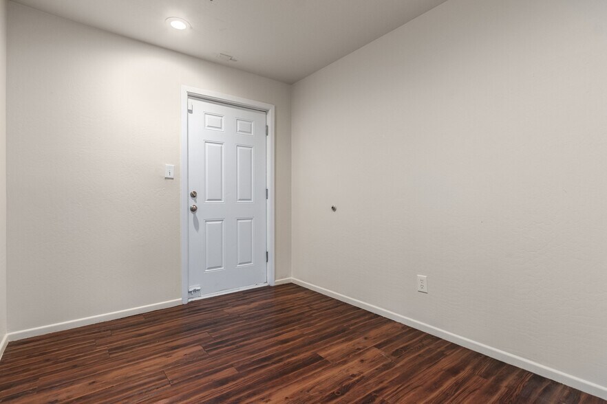 More Photos Of 2101 W Bethany Home Rd, Phoenix Office For Lease