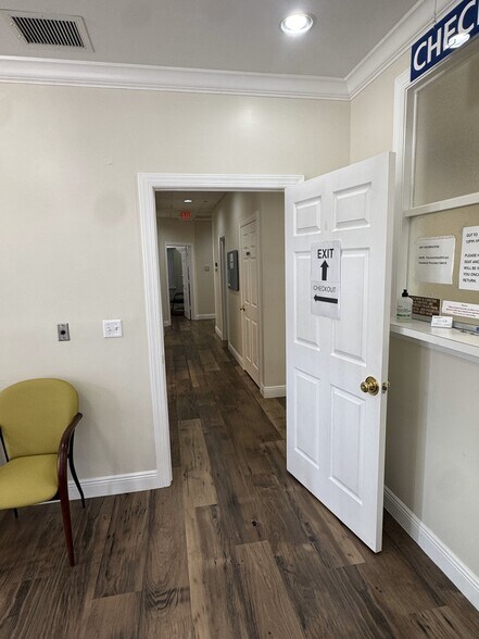 More Photos Of 1044 Goodlette-Frank Rd N, Naples Medical For Lease