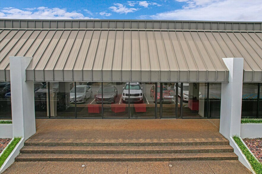 More Photos Of 1555 The Boardwalk, Huntsville Office For Lease