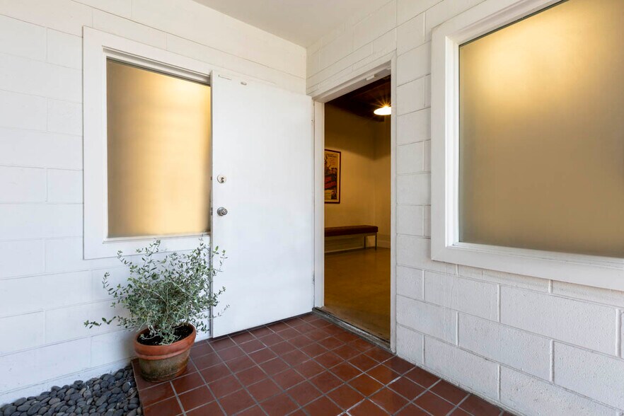 More Photos Of 5908 Barton Ave, Los Angeles Loft Creative Space For Sale