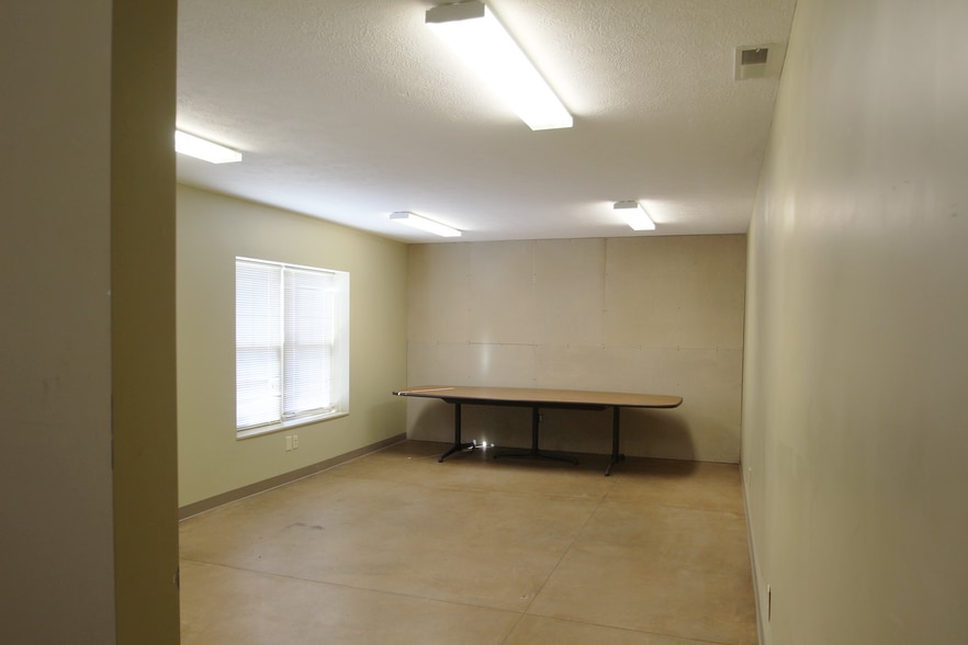 More Photos Of 8691 Wadsworth Rd, Wadsworth Light Manufacturing For Lease