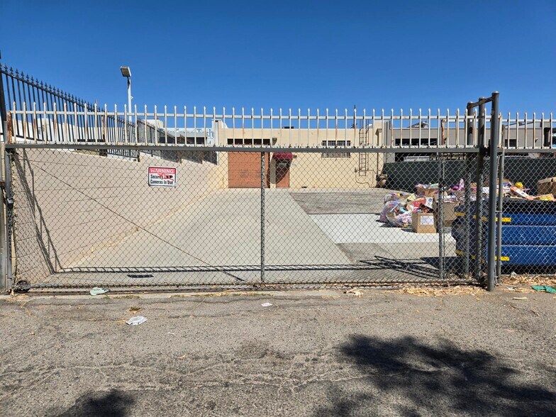 More Photos Of 19428 Londelius St, Northridge Warehouse For Lease