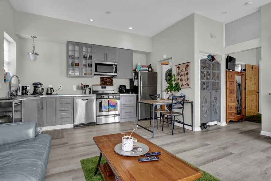 More Photos Of 2020 Princess Place Dr, Wilmington Freestanding For Sale