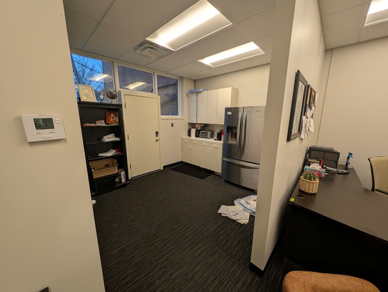 More Photos Of 7707-7709 Clayton Rd, Saint Louis Office For Lease