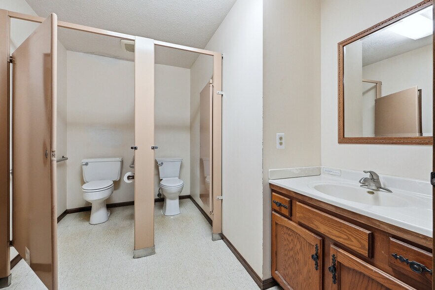 More Photos Of 3201 E Center St, Warsaw Office For Sale